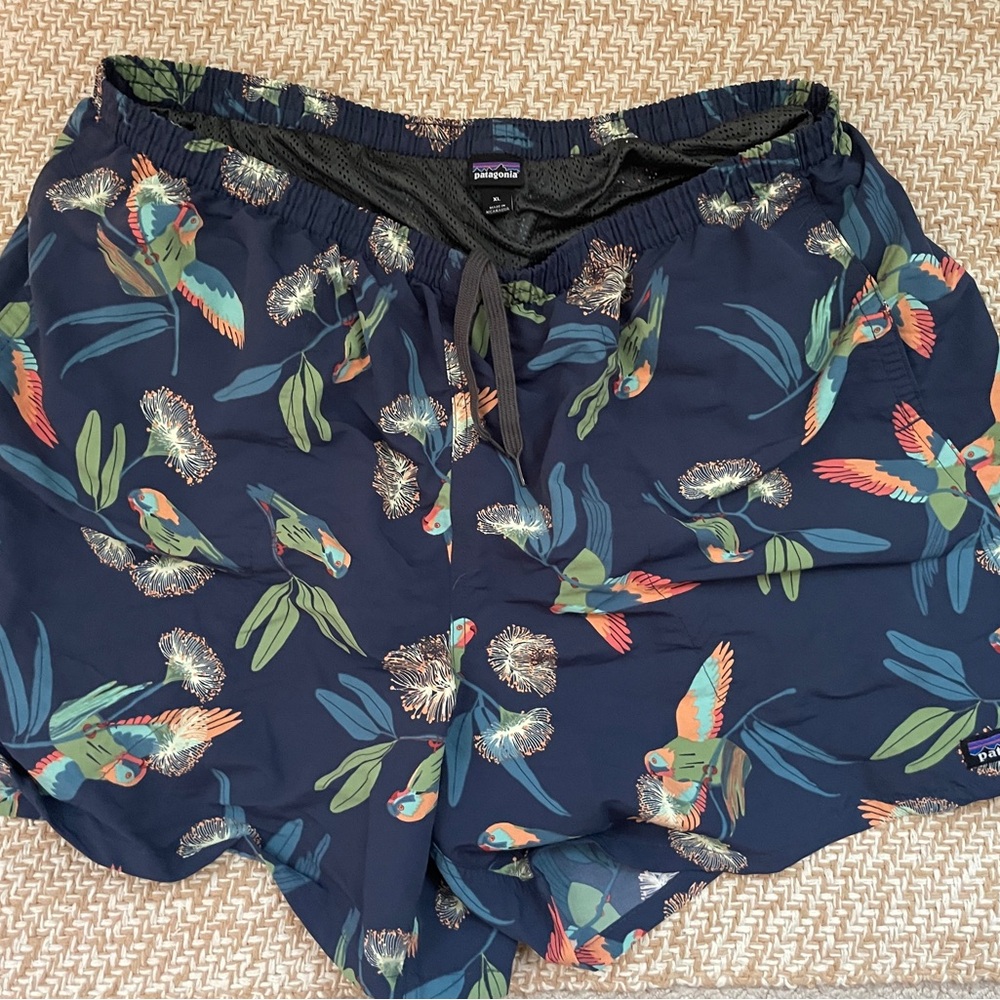 Patagonia Swim Baggies Shorts Mens XL Blue Parrot Bird Print 5 Inch Inseam